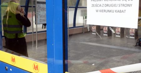 Ruchome schody przy Metrze Centrum wciąż nieczynne