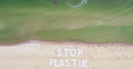 Greenpeace walczy z plastikiem. Sprząta plażę i dno morza w Kołobrzegu