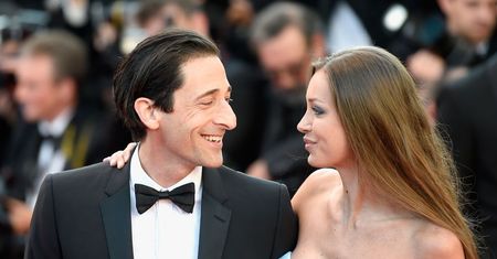 Adrien Brody z dziewczyną na festiwalu w Cannes. Jak on na nią patrzy!