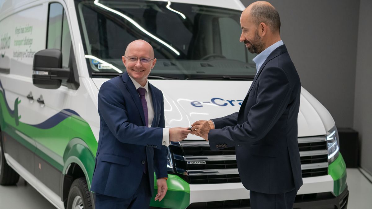 Do sklepów Żabki towary będą dostarczane elektrycznym samochodem dostawczym e-Crafter