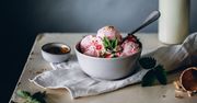 Lody z owocami i płatkami kukurydzianymi
