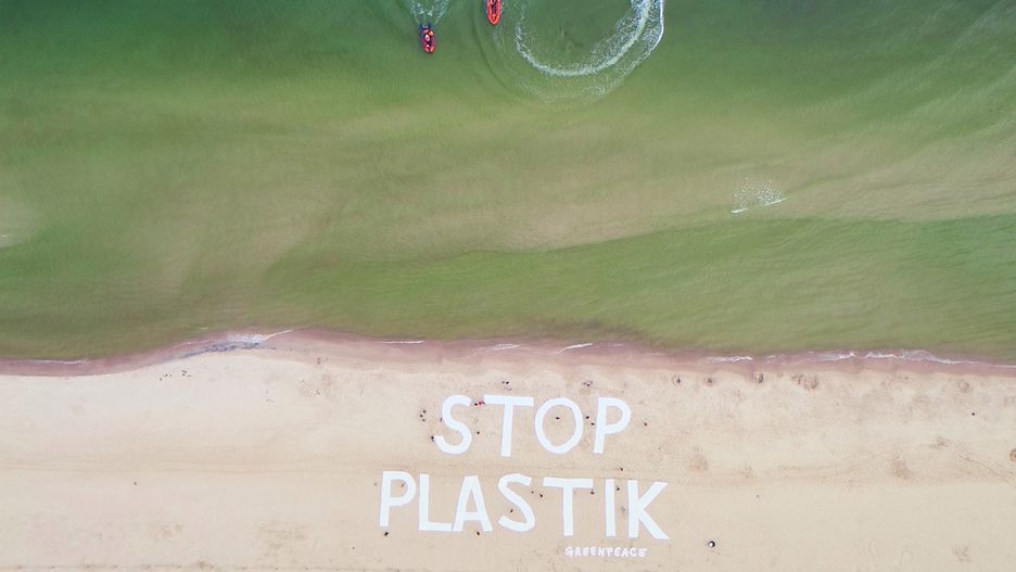 Greenpeace w ramach akcji #BezPlastiku wyczyścił plażę i dno morza w Kołobrzegu.