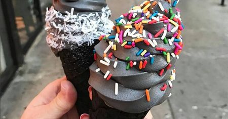 Czarne lody podbijają Instagram. Co się w nich kryje?