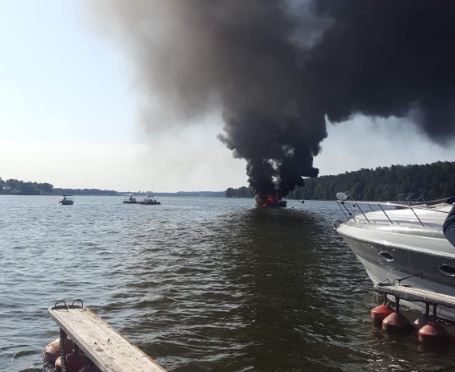 Mikołajki: pożar łodzi na jeziorze