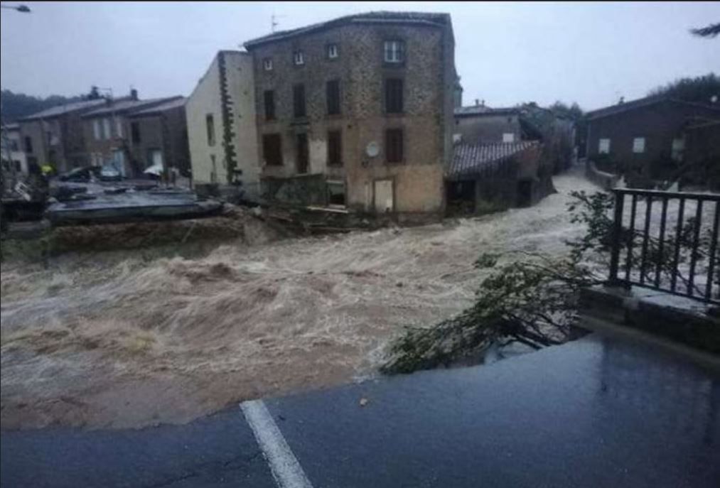 Nawałnice i powodzie we Francji. 13 osób nie żyje, 2 zaginione