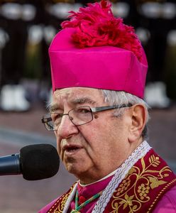 Arcybiskup Sławoj Leszek Głódź pilotowany przez radiowóz do rezydencji prezydenta Andrzeja Dudy w Juracie