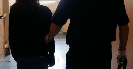 Mężczyzna przekazał jako darowiznę mercedesa i gotówkę. Zastraszono go maczetą i nożem