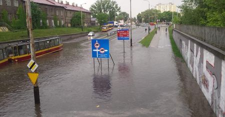 Zalane ulice z tramwajami. Nad Polską przechodzą burze