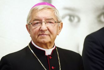 Wojskowa emerytura arcybiskupa Głódzia. W wojsku służył 15 lat, a MON płaci jak za 35