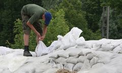 Przerwany wał przeciwpowodziowy koło Darłowa. Wojsko wysłało amfibie