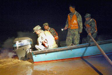 Sto tysięcy ludzi ewakuowano z powodu powodzi w Chinach