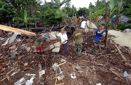 Prawie 100 ofiar śmiertelnych powodzi w Indonezji