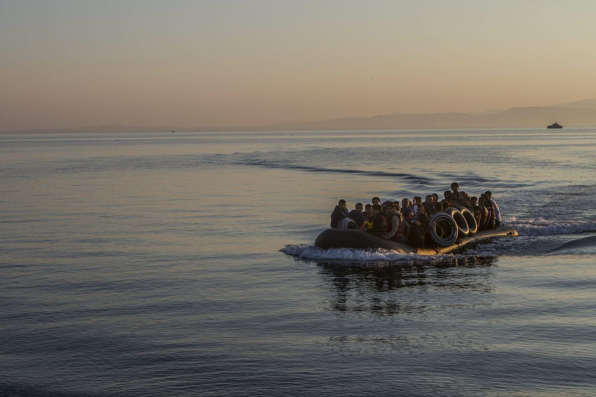 Libijskie władze uratowały prawie 300 migrantów. Płynęli na dwóch pontonach bez silników