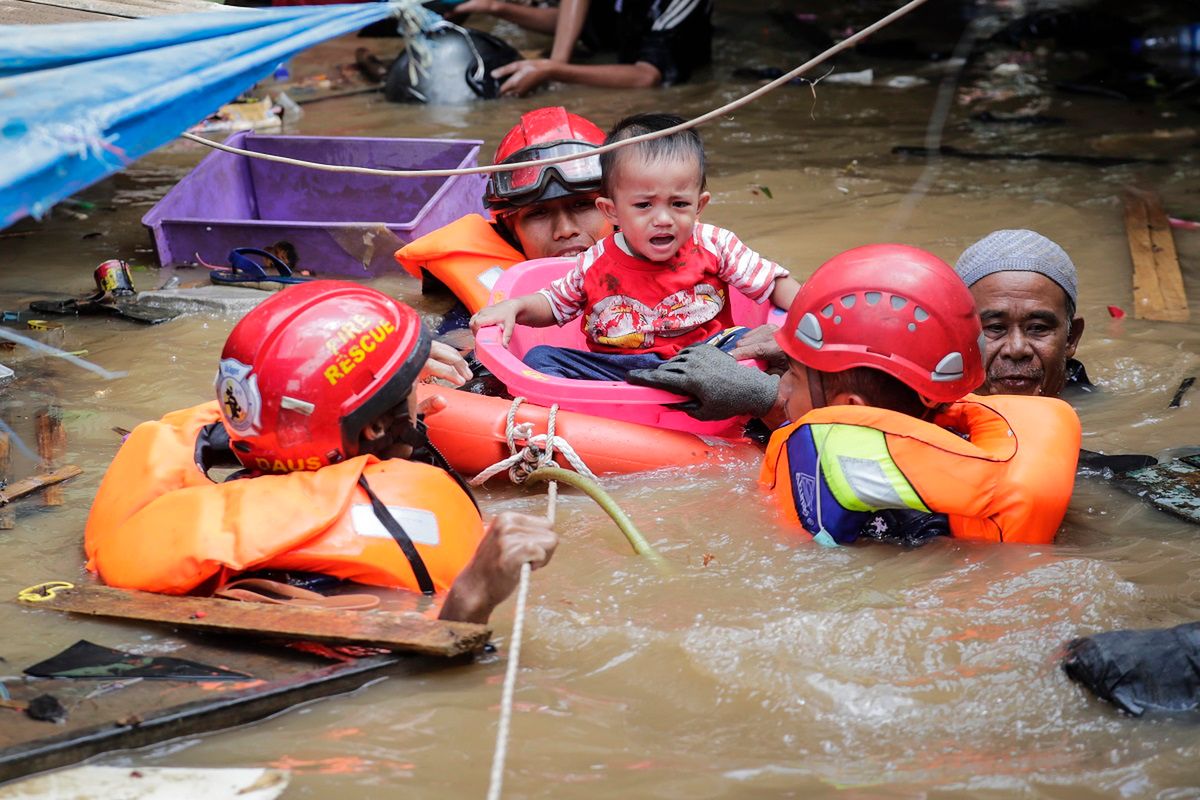 Dżakarta. Stolica Indonezji zalana błotem. Powódź i prąd elektryczny zabiły już 53 osoby