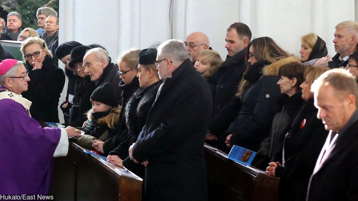 Abp Leszek Sławoj Głódź i rodzina zamordowanego Pawła Adamowicza podczas pogrzebowej mszy świętej w Bazylice Mariackiej.