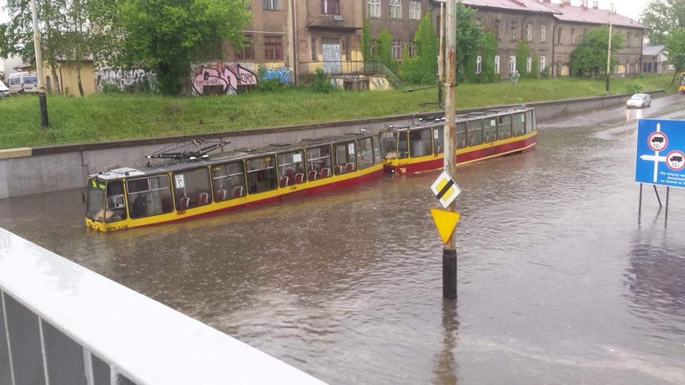 Zalane ulice, podtopione tramwaje. Nad Polską przechodzą burze