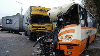 Po zderzeniu autobusu PKS i tira