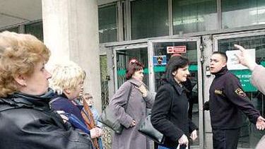 W ZUS remont,  ludzie na ulicy