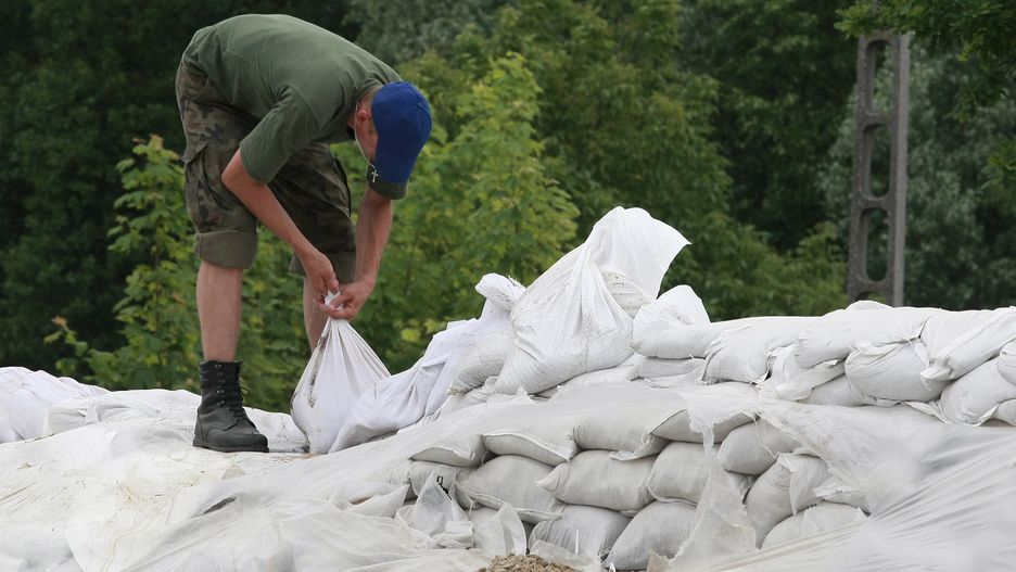 Poziom wody w rzece Grabowa zrównał się z koroną wału (zdjęcie ilustracyjne).