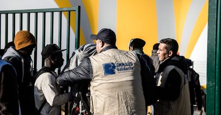 Władze Paryża nie radzą sobie z migrantami. Apelują do premiera