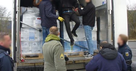 Uchodźcy w ciężarówce na niemieckiej granicy. Przemytnicy ich oszukali
