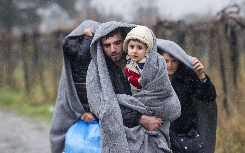 Polacy chowają talerz dla nieznajomego. Większość nie przyjęłaby w domu uchodźców