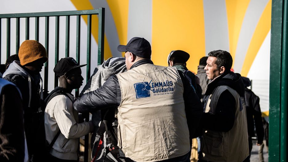 Przed ośrodkiem dla migrantów w Porte de la Chapelle w Paryżu