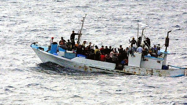 Łódź z uchodźcami. W takich warunkach tysiące osób wypływa z Afryki.