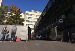 Dwumetrowy płot i brama przed siedzibą PiS. "Dziennikarze rysowali samochody"