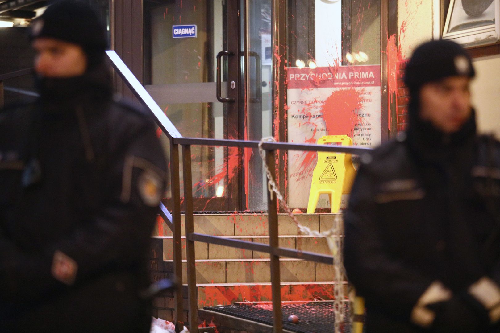 Policjanci zatrzymali jedną z osób odpowiedzialną za atak na siedzibę PiS