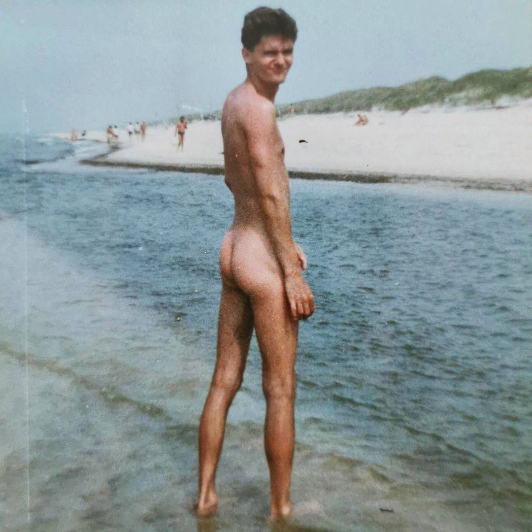 Kuba Wojewódzki na plaży. Zdjęcie z 1985 roku