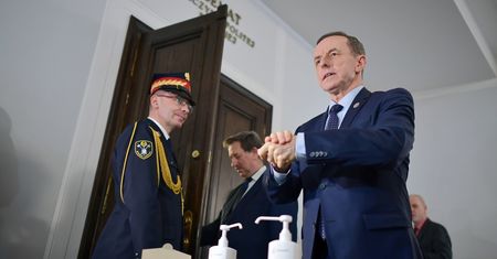 Koronawirus z Chin. Tomasz Grodzki podejmuje decyzję ws. Senatu. "Można? Można!"