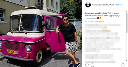 Kuba Wojewódzki zwraca uwagę na klasyki. Na Instagramie pozuje z różową nysą