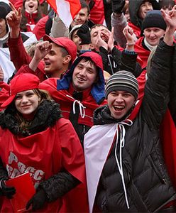 Prokremlowska młodzież maszeruje ku ambasadzie USA