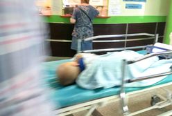 Łódź. Niemowlę ze złamanym żebrem i siniakami. Zatrzymano ojca dziecka