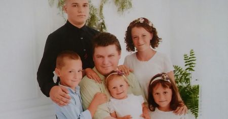 Jacek jest samotnym ojcem piątki dzieci. Żona zmarła tuż po narodzinach małej Zosi