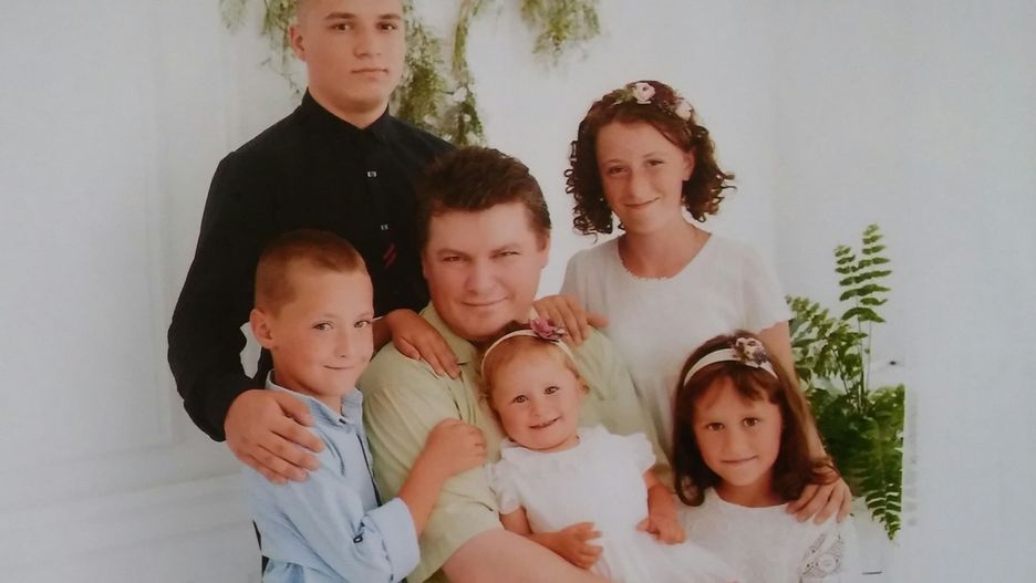 Ojciec podkreśla, że na pierwszym miejscu zawsze stawia dobro dzieci