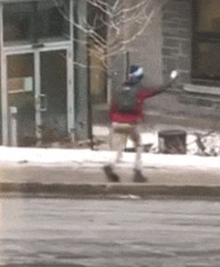 Dosłownie zjechał po chodniku. Internauci płaczą ze śmiechu