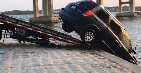 Wjechał autem do rzeki. Gdyby nie oni, nie przeżyłby