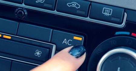Włącz klimatyzację i jeszcze jeden przycisk. Schłodzisz auto 2x szybciej