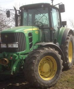 Lubelskie. Nie żyje 18-latek. Kierowca ciągnika uderzył w drzewo