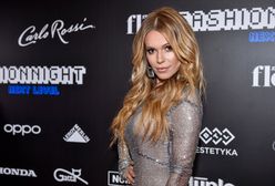 Doda lśniła od stóp do głów. Kreacja odsłoniła niemal wszystko