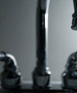 Skażenie paciorkowcem. W 22 miejscowościach obowiązuje zakaz spożywania wody