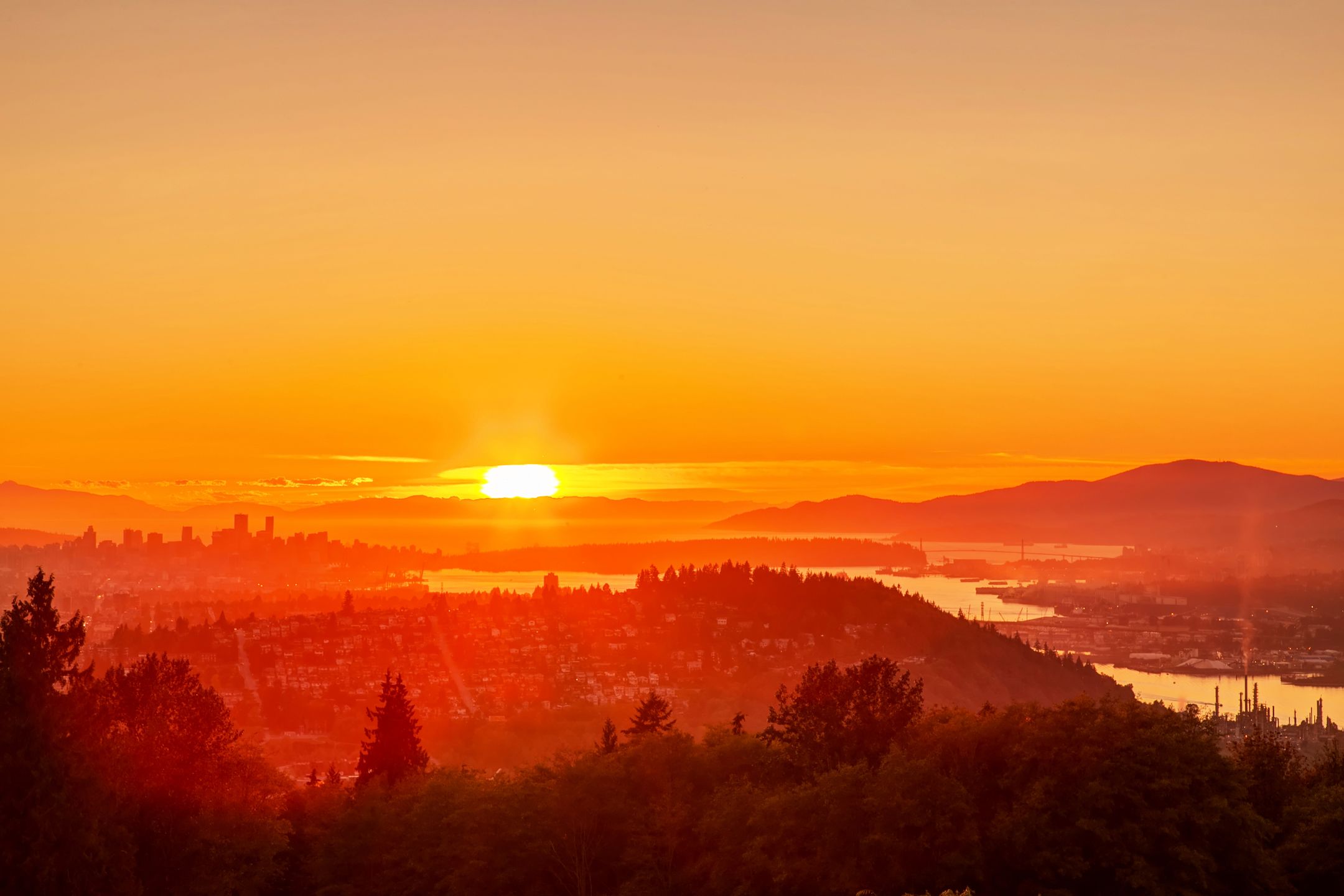 Dziś w całej Polsce będziemy mogli podziwiać niezwykłe barwy na niebie. 