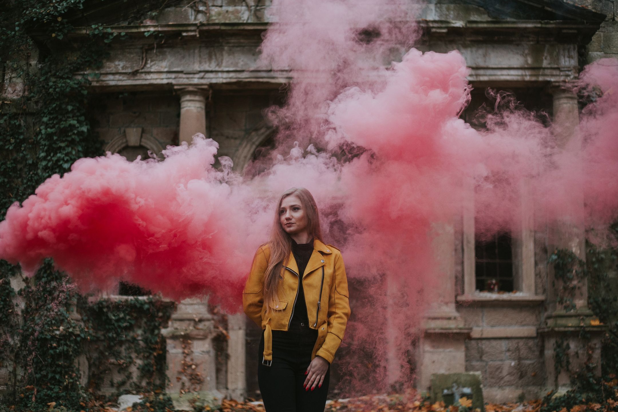 Kobieta w żółtej kurtce 