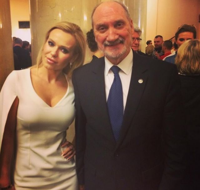 Doda pozuje z Antonim Macierewiczem na premierze filmu "Historia Roja"
