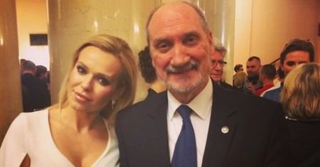 Doda pozuje z Antonim Macierewiczem na premierze filmu "Historia Roja"