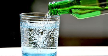 Woda mineralna i woda źródlana - różnice. Jaką wodę pić?