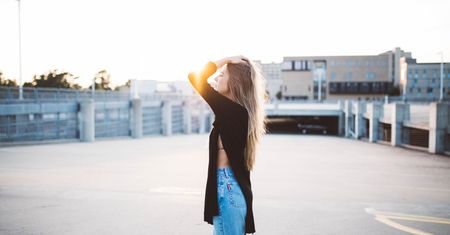 Seksowne bluzki do jeansów — nasze inspiracje