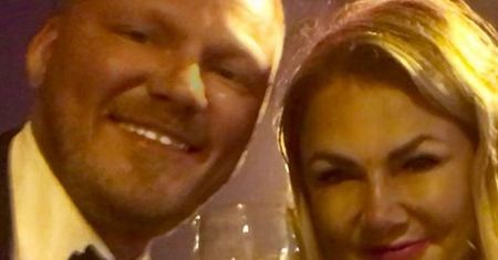 Całuśna Katarzyna Niezgoda promienieje. Pozwala sobie na czułości